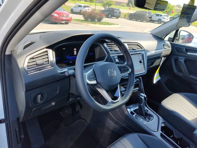 Used 2023 Volkswagen Tiguan SE w/ Panoramic Sunroof Package FWD image 12