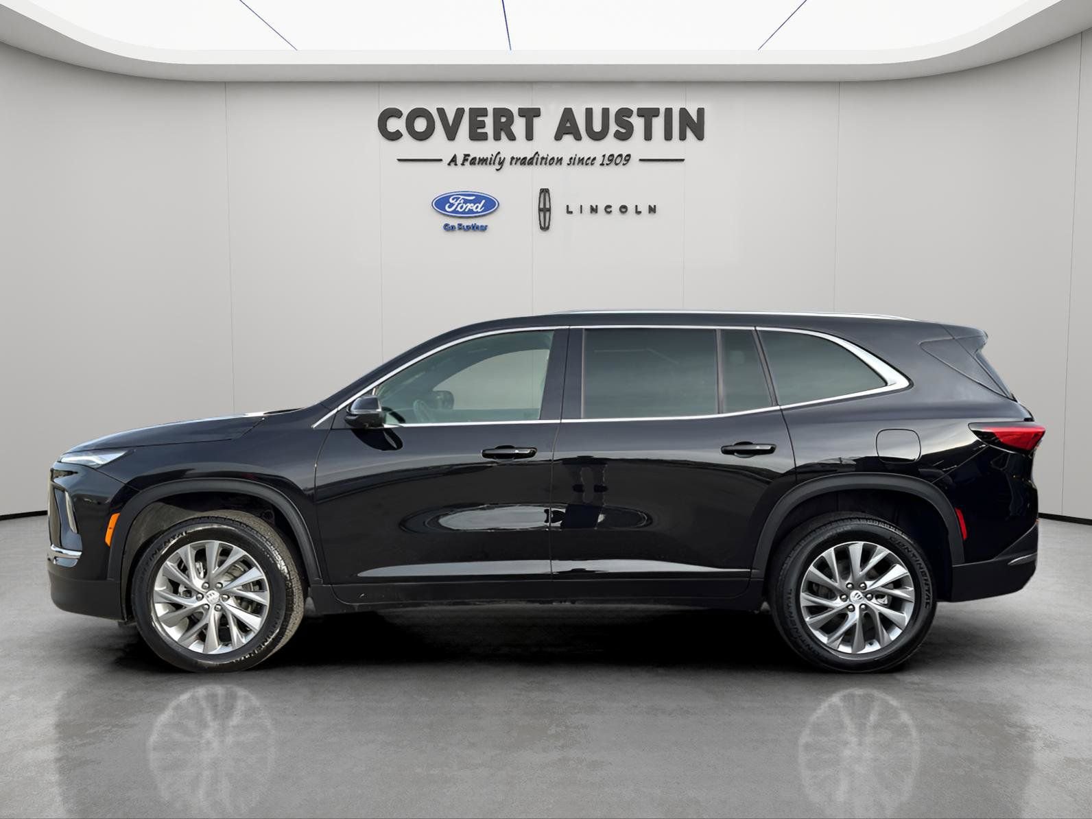 Used 2025 Buick Enclave Preferred image 2