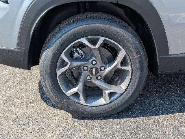 New 2026 Chevrolet Trax LT w/ Sunroof Package FWD image 3