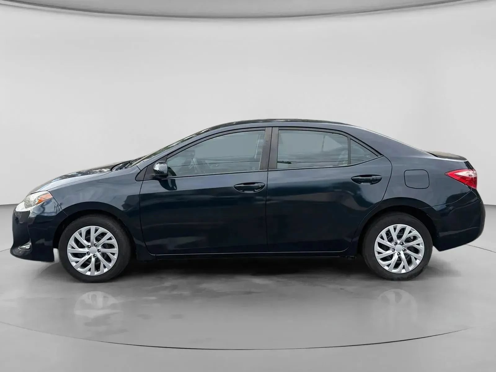 Used 2018 Toyota Corolla LE FWD image 2