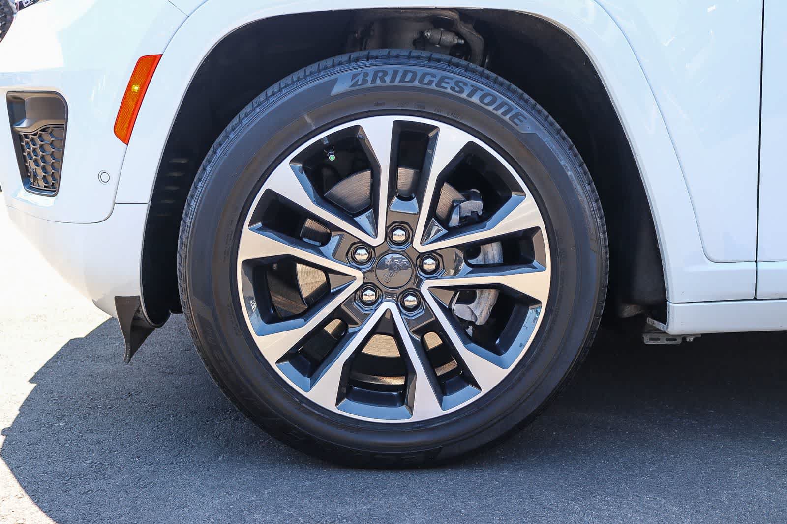 Used 2023 Jeep Grand Cherokee Overland w/ Advanced Protech Group III AWD/4WD image 11