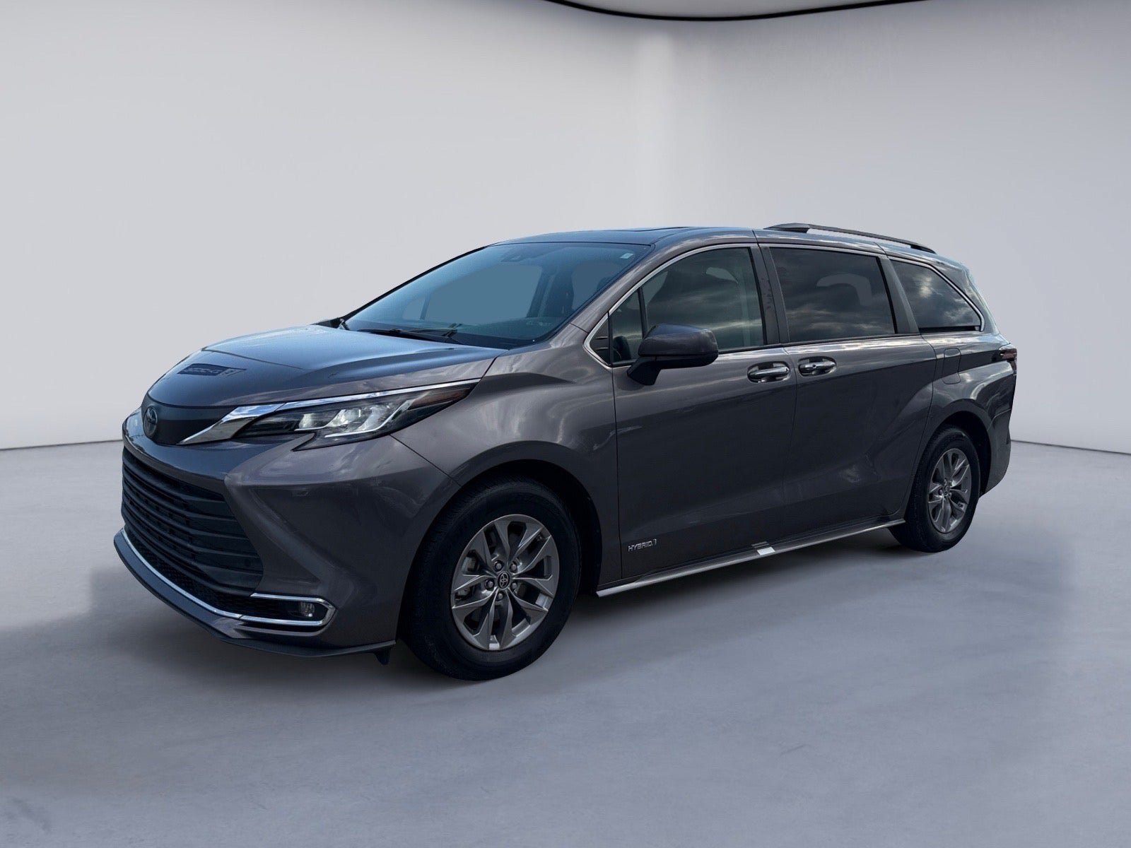Used 2021 Toyota Sienna XLE FWD image 1