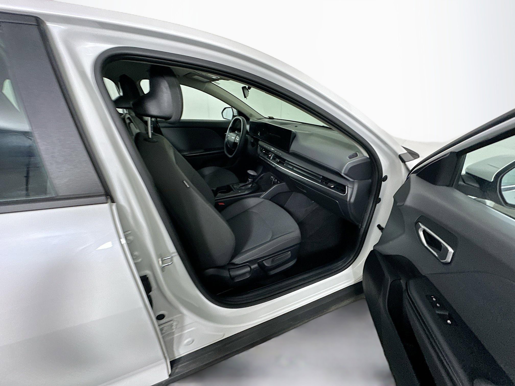 Used 2025 Kia K4 LXS image 29