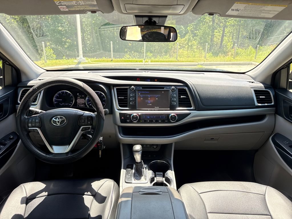 Used 2018 Toyota Highlander Plus AWD/4WD image 17