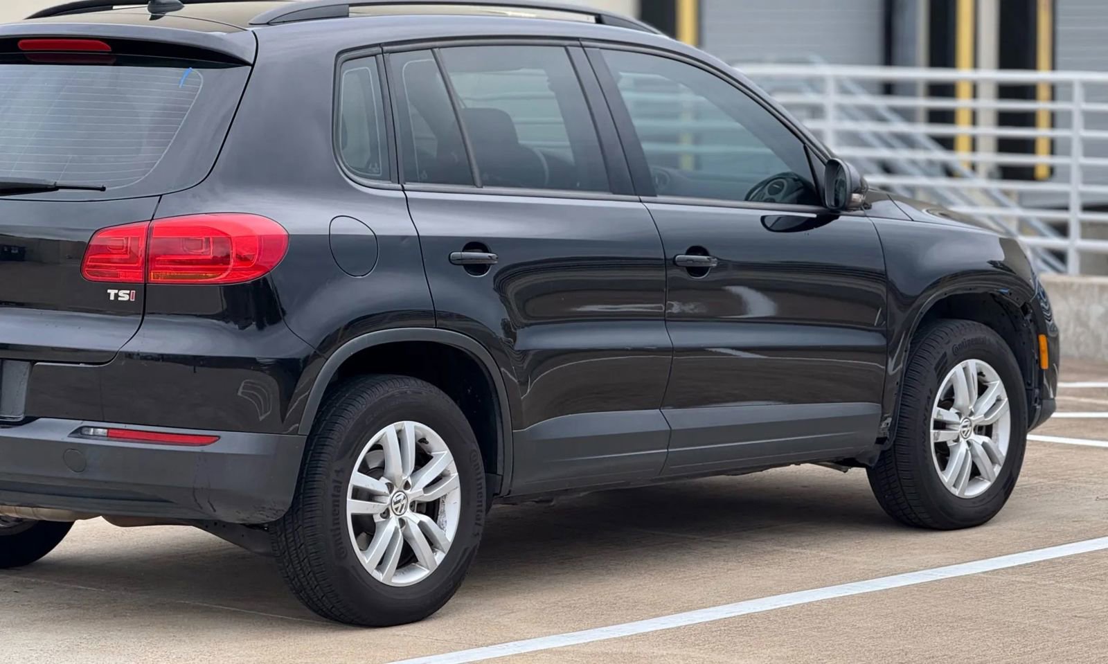 Used 2017 Volkswagen Tiguan S image 9