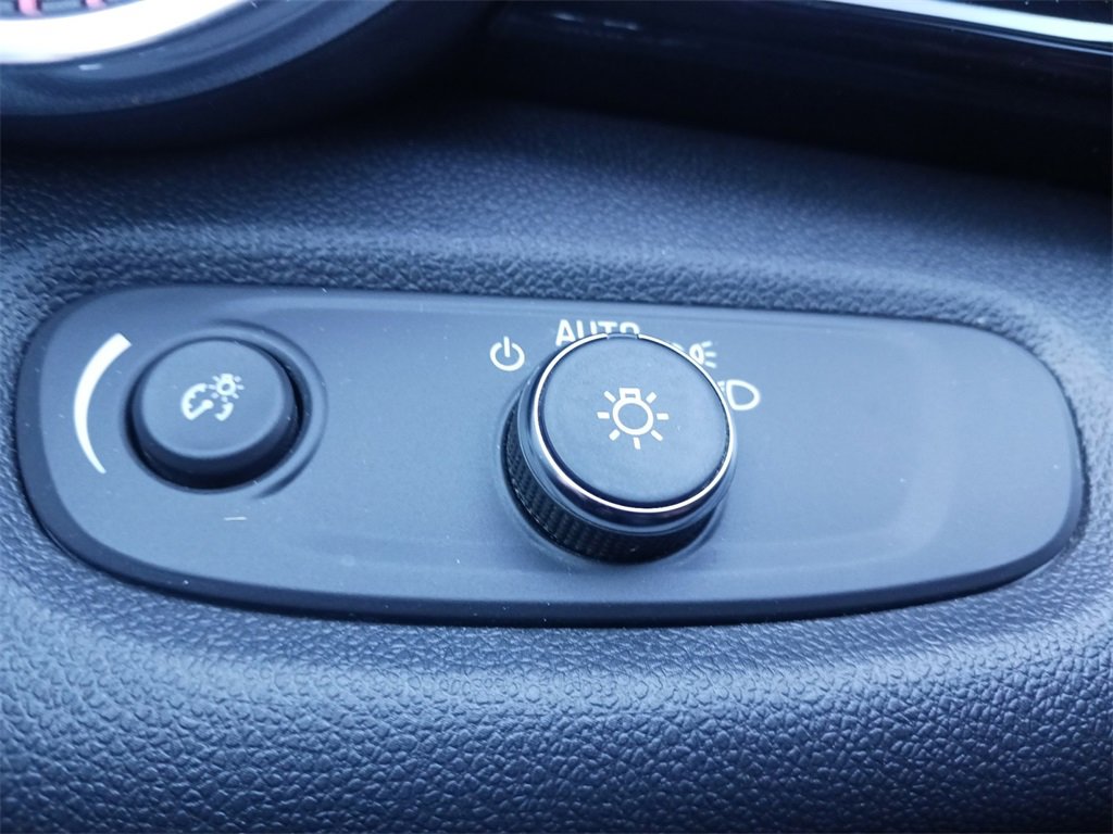 Used 2024 Chevrolet Trax RS w/ Sunroof Package image 35