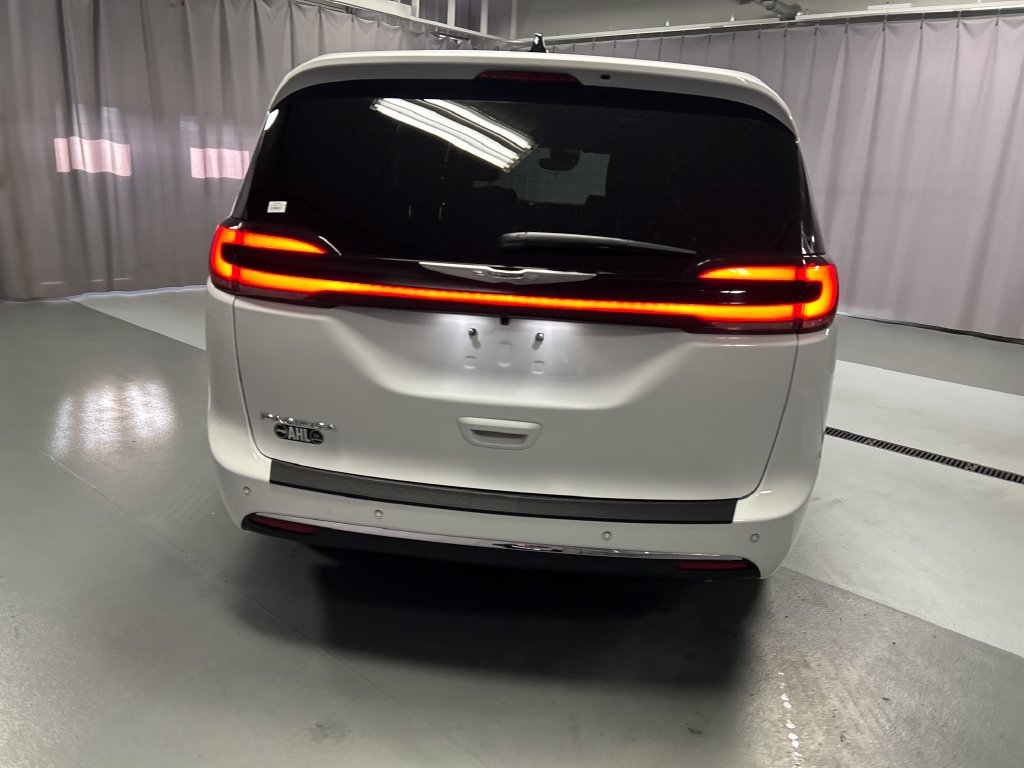 Used 2026 Chrysler Pacifica Select FWD image 6