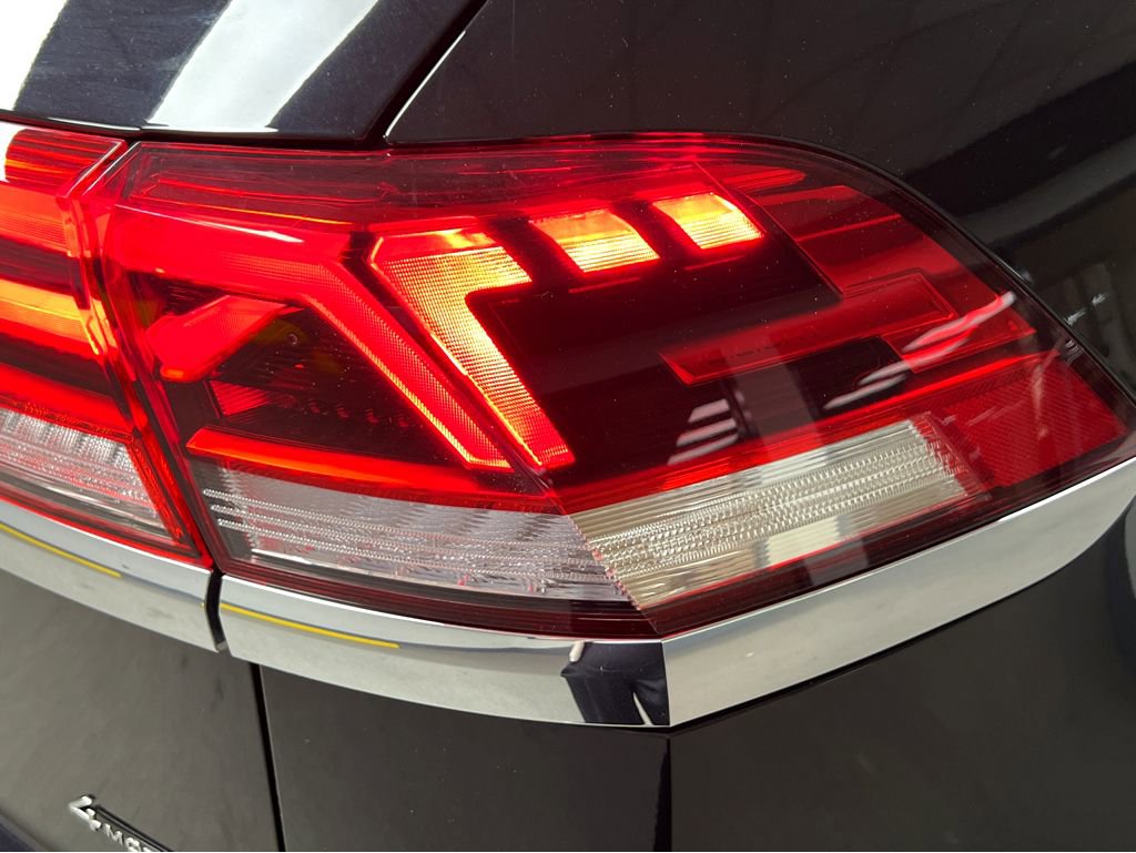 Used 2025 Volkswagen Atlas Cross Sport SE w/ Black Wheel Package image 28