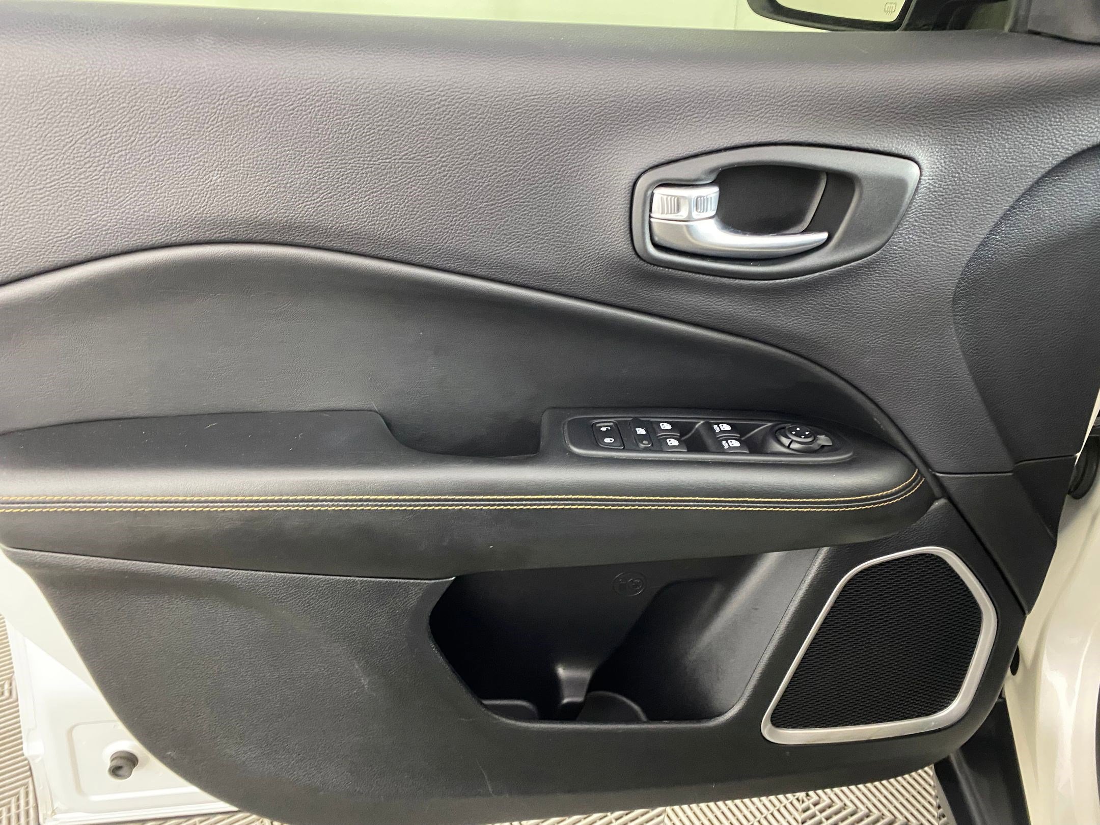 Used 2018 Jeep Compass Limited w/ Navigation Group image 12