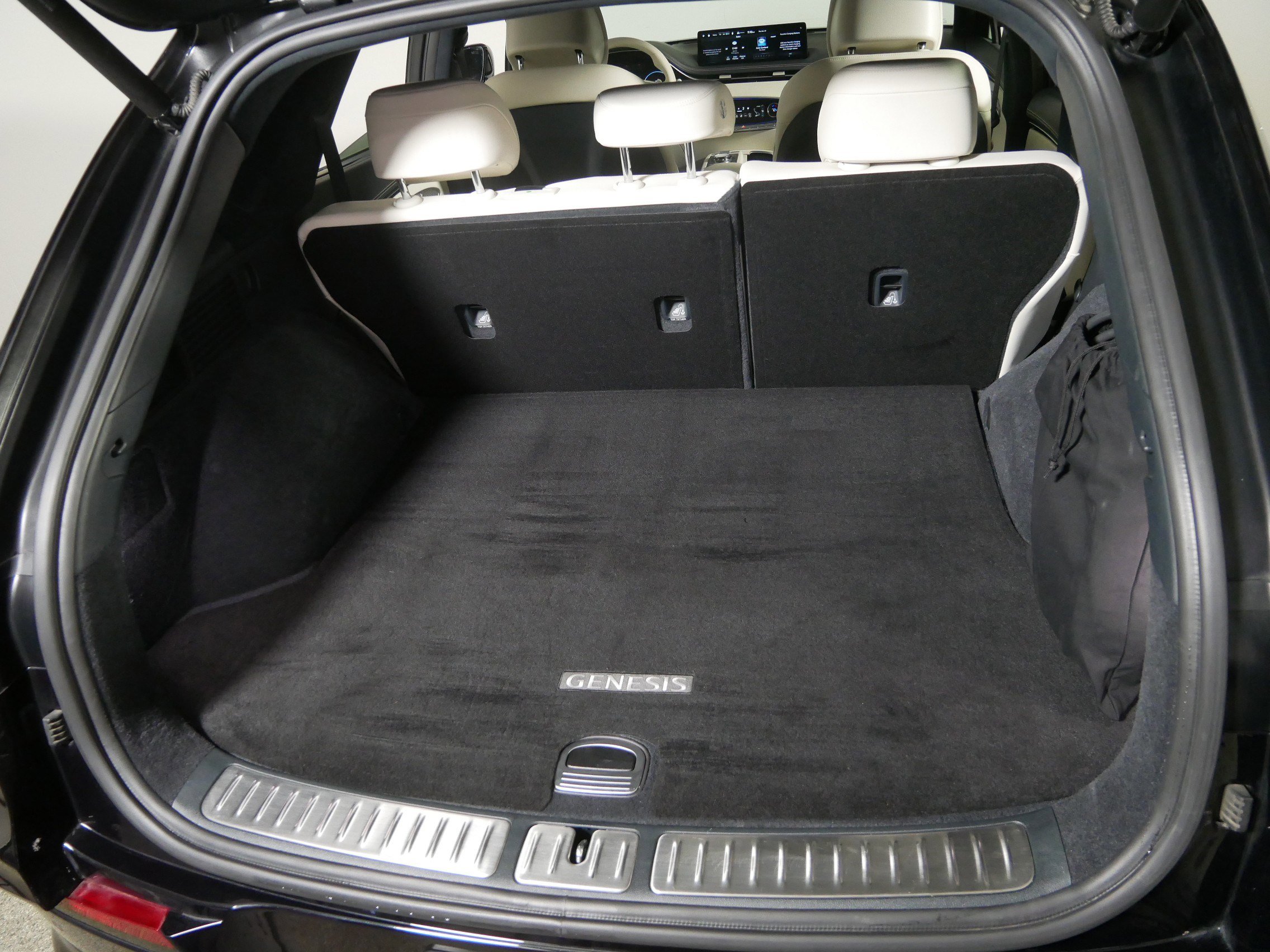 Certified 2025 Genesis Electrified GV70 Advanced w/ Prestige Package image 18