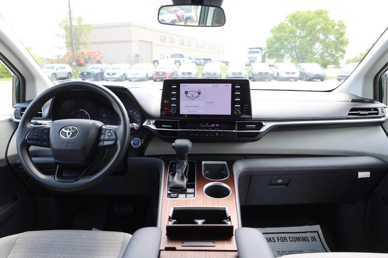 Used 2023 Toyota Sienna LE FWD image 14