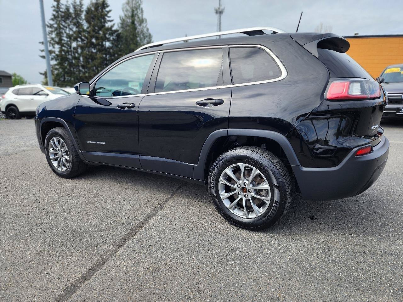 Used 2020 Jeep Cherokee Latitude Plus w/ Cold Weather Group AWD/4WD image 10