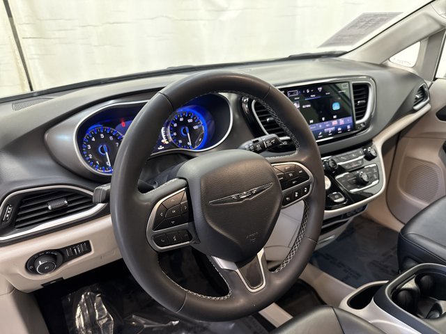 Used 2024 Chrysler Pacifica Touring-L image 25