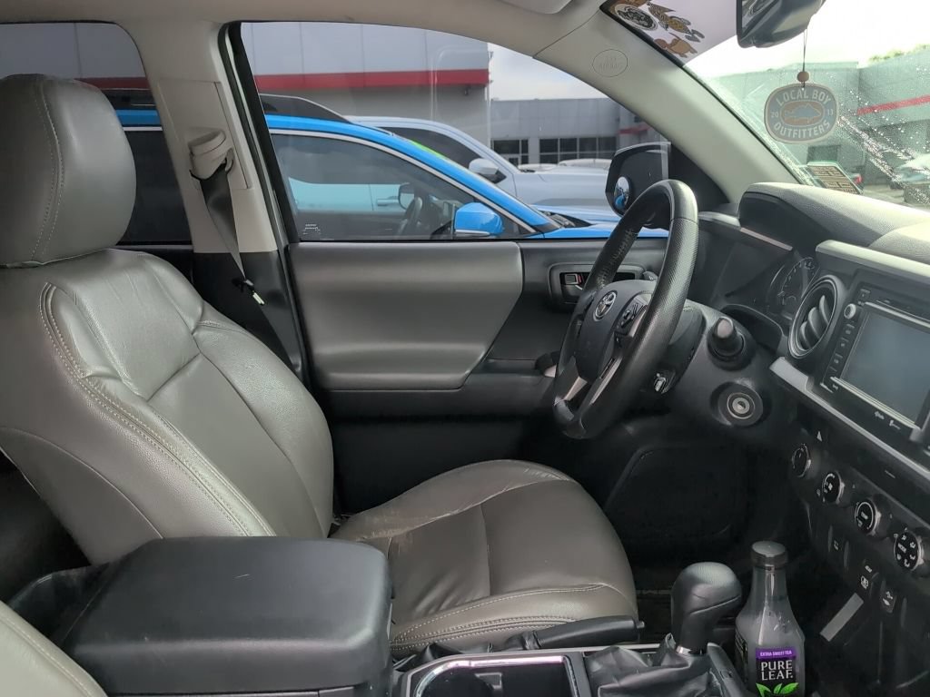 Used 2018 Toyota Tacoma SR5 AWD/4WD image 2
