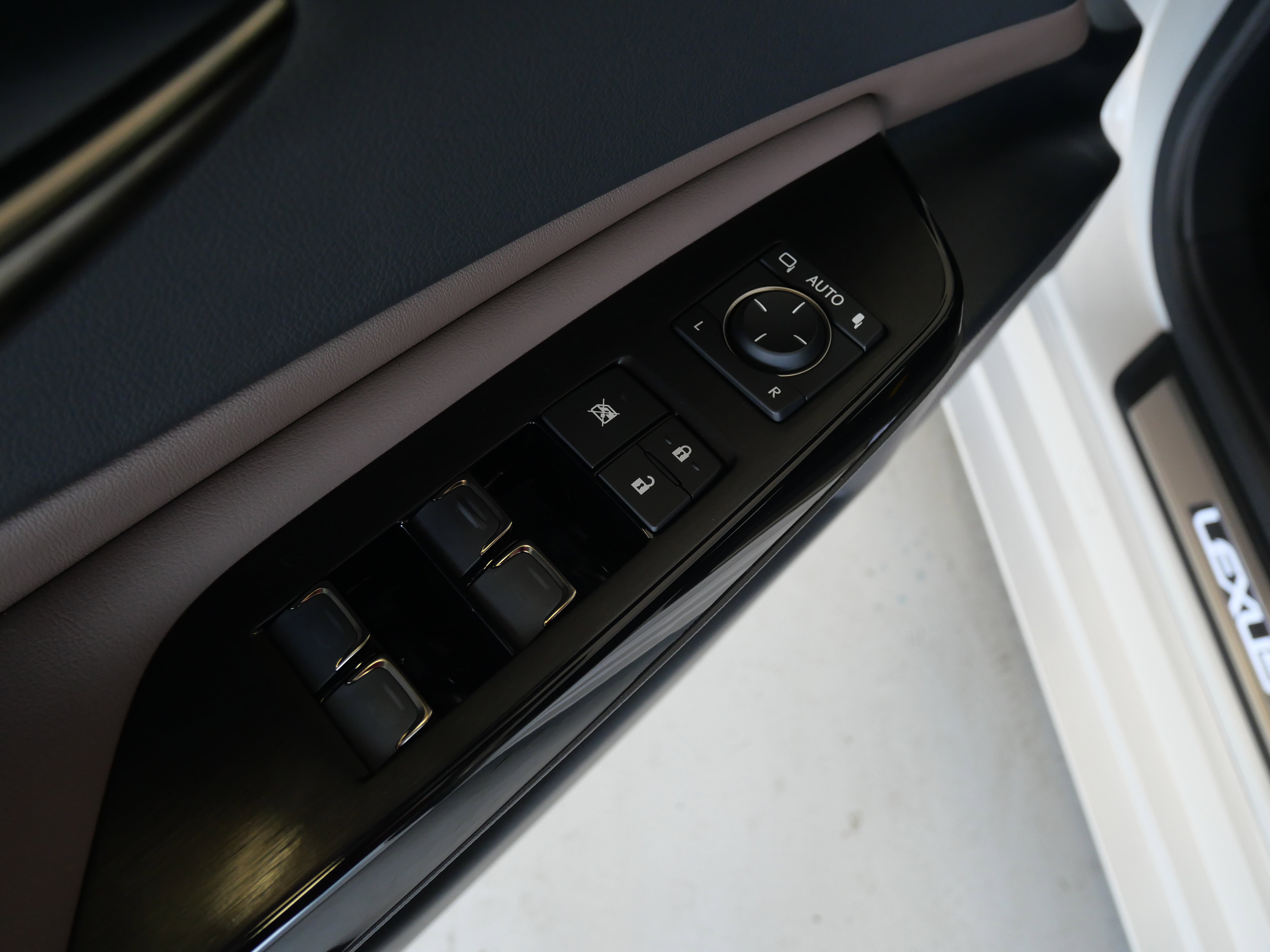 Used 2025 Lexus ES 350 w/ Premium Package image 17