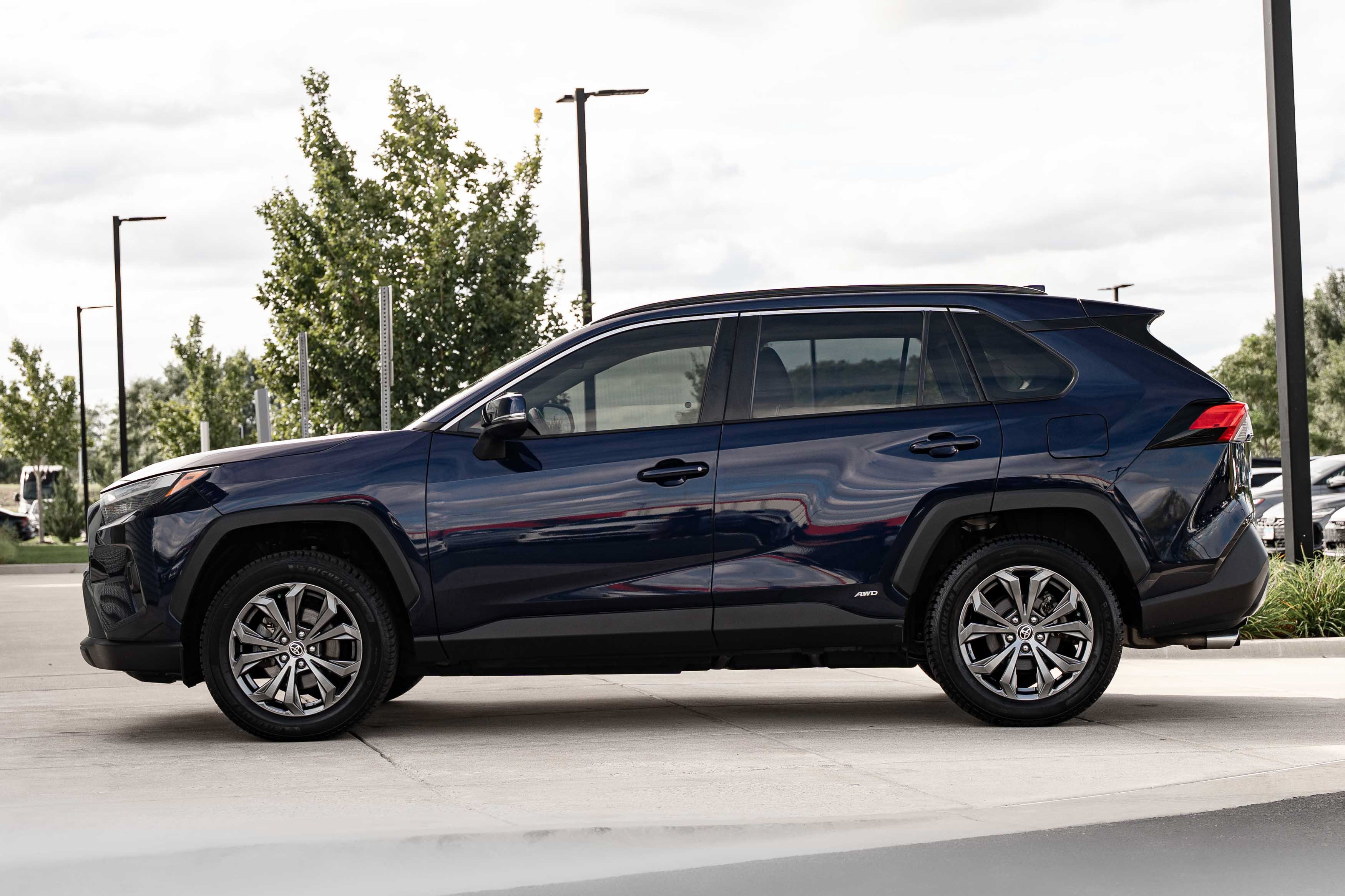 Used 2022 Toyota RAV4 XLE Premium AWD/4WD image 6
