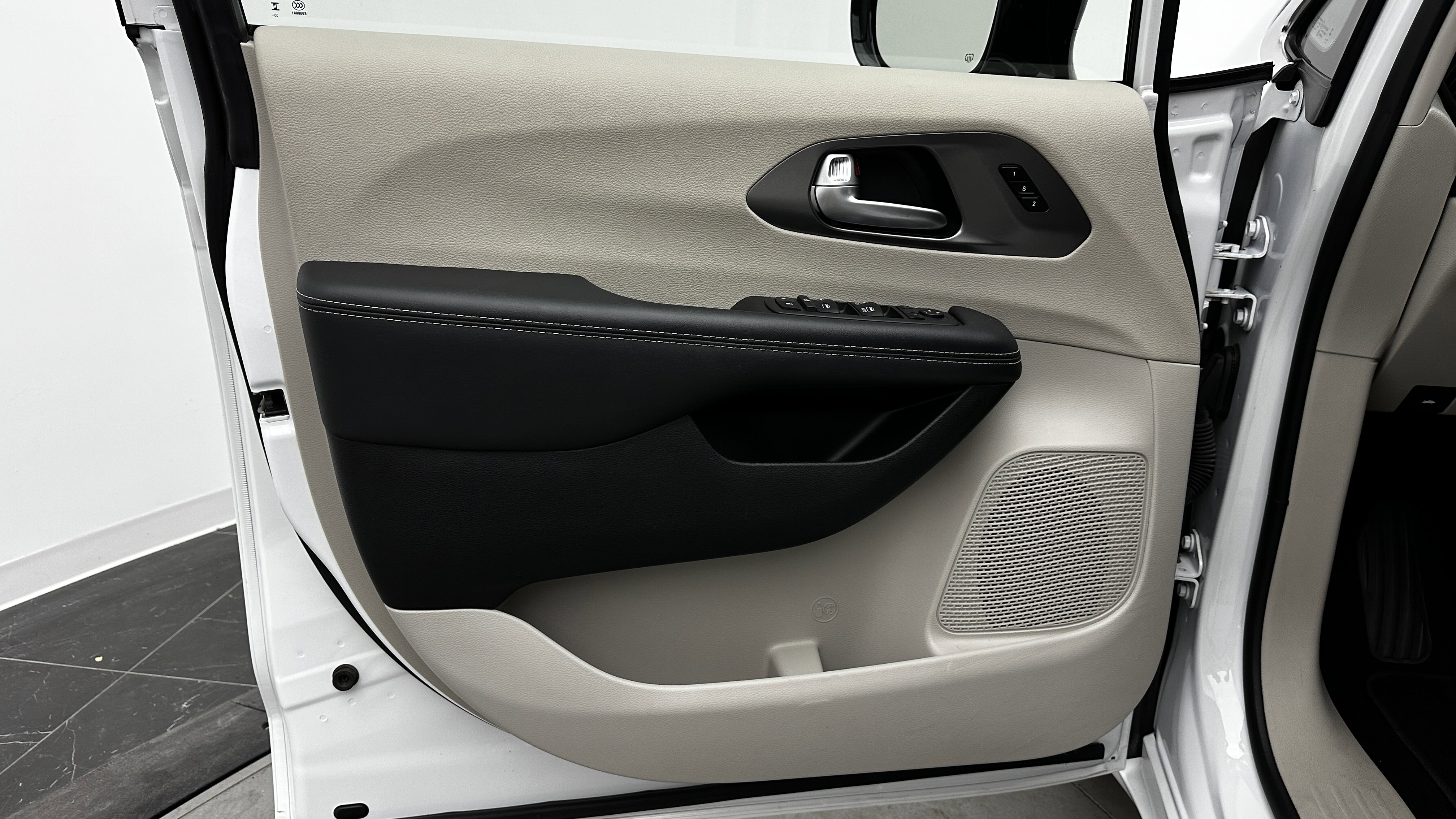 Used 2024 Chrysler Pacifica Touring-L image 10