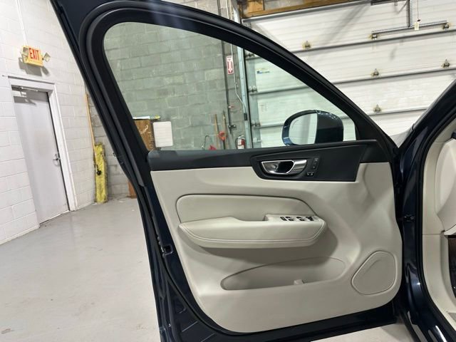 Used 2021 Volvo XC60 T6 Momentum image 12