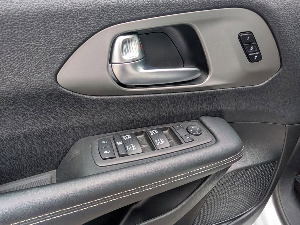 Used 2025 Chrysler Pacifica Select image 13