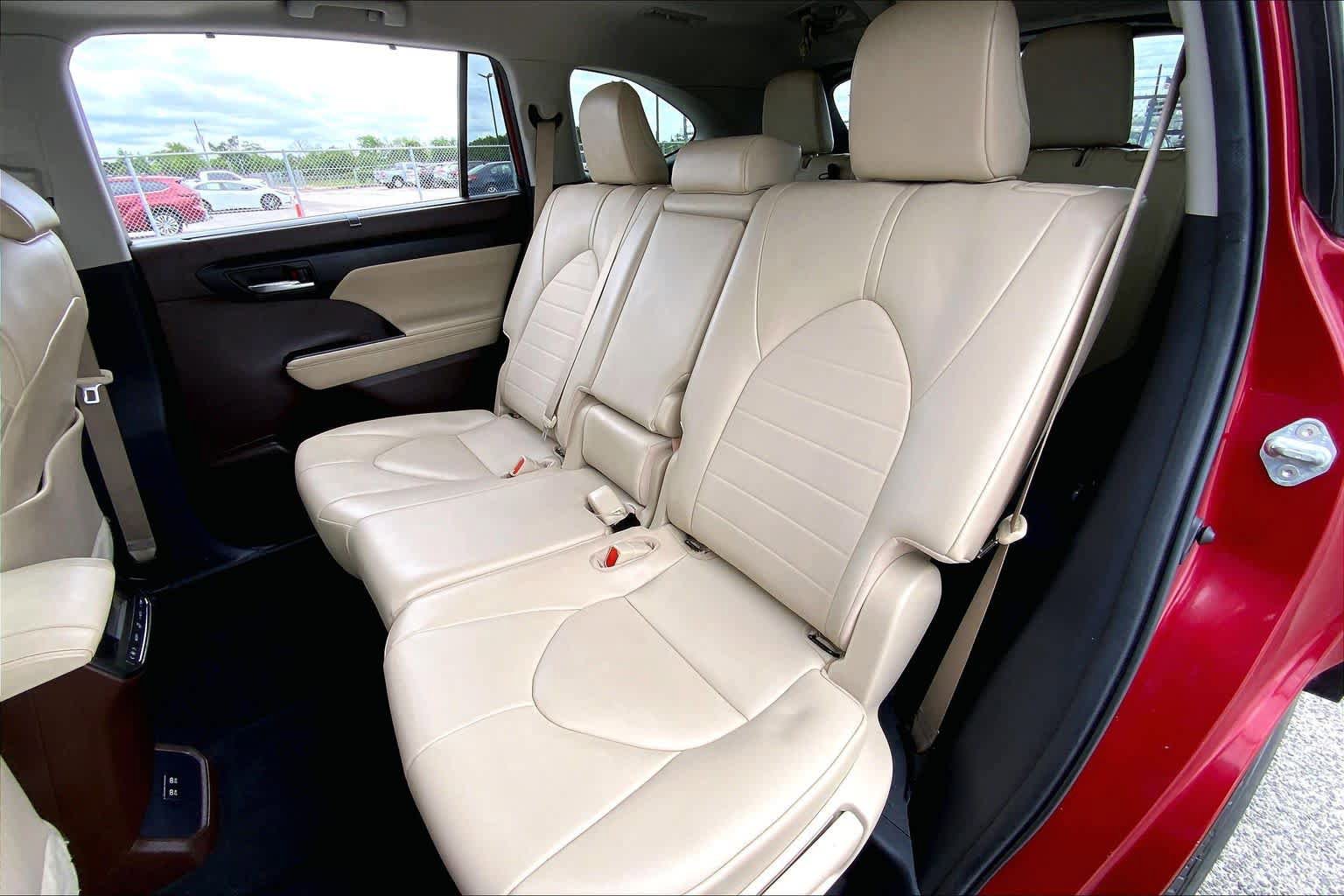 Used 2021 Toyota Highlander XLE FWD image 20