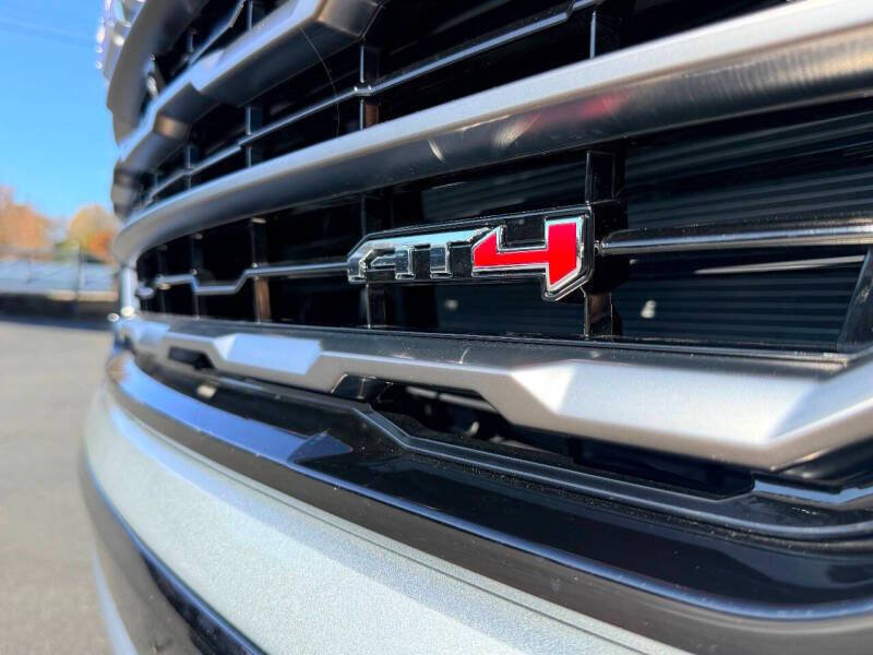 Used 2025 GMC Yukon AT4 Ultimate w/ LPO, Floor Liner Package AWD/4WD image 16