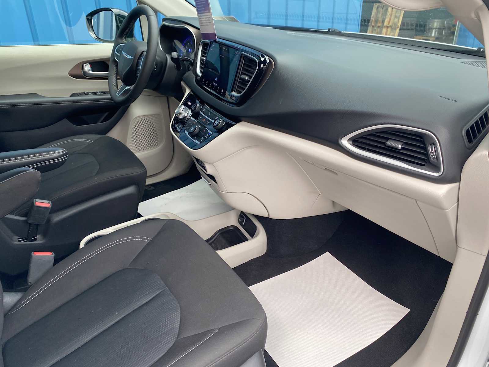 Used 2024 Chrysler Voyager LX image 31