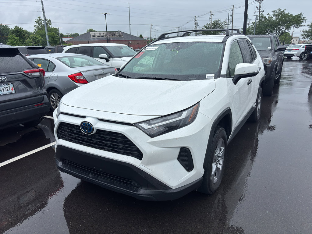 Used 2022 Toyota RAV4 XLE AWD/4WD image 3