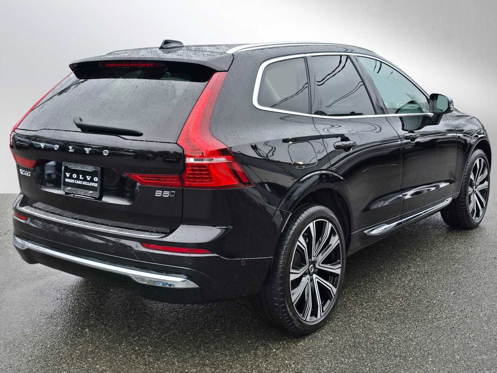Certified 2023 Volvo XC60 B5 Ultimate w/ Climate Package image 4