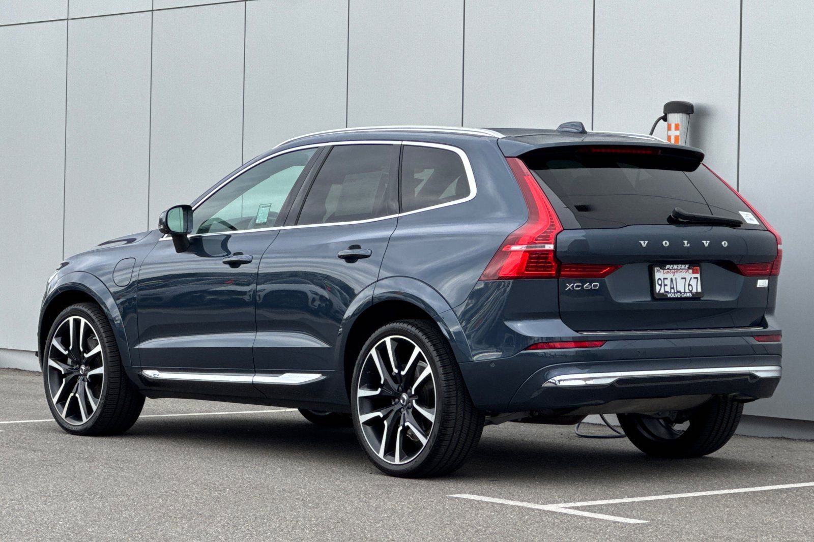 Used 2023 Volvo XC60 T8 Ultimate image 3