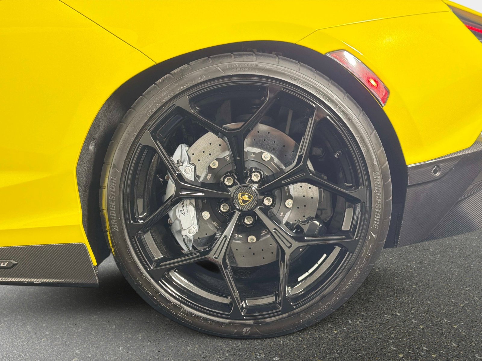 Used 2025 Lamborghini Revuelto image 14