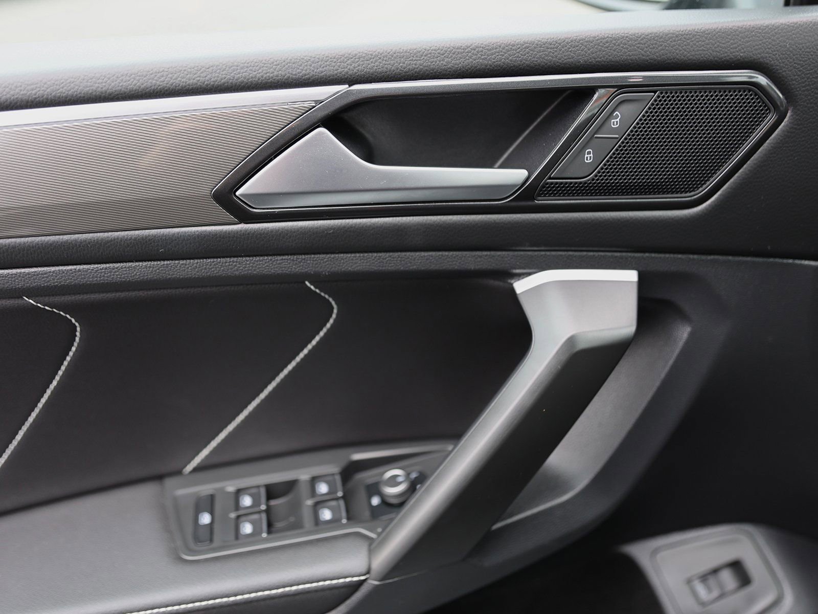 Used 2024 Volkswagen Tiguan SE R-Line image 36