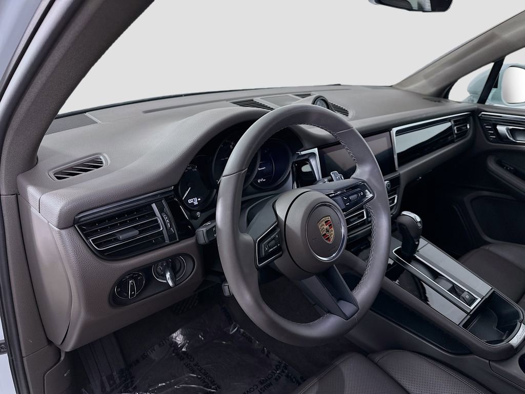 New 2025 Porsche Macan image 4