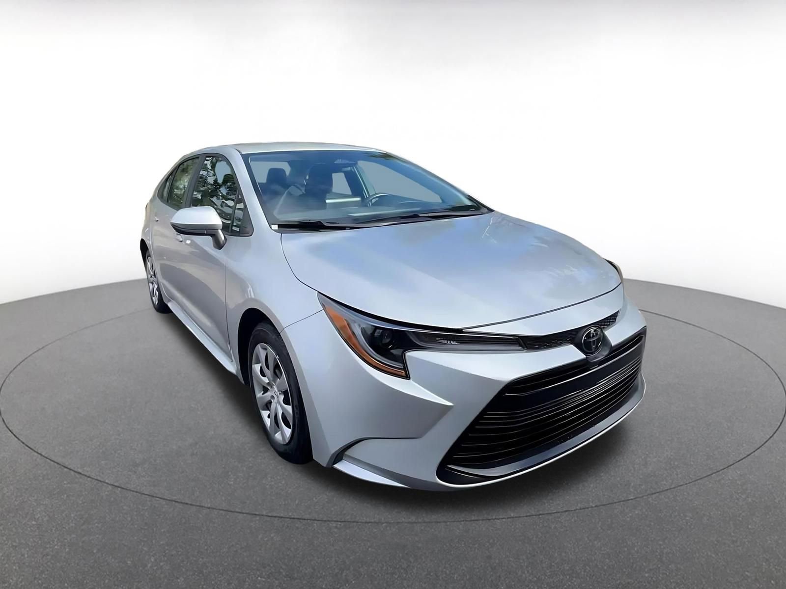 Used 2025 Toyota Corolla LE image 3