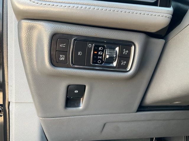 Used 2022 Lincoln Nautilus Reserve w/ Equipment Group 202A image 8