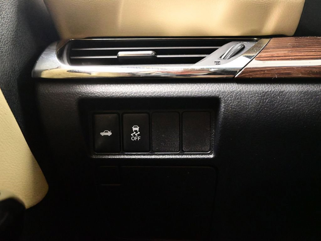 Used 2013 Toyota Avalon Limited image 18