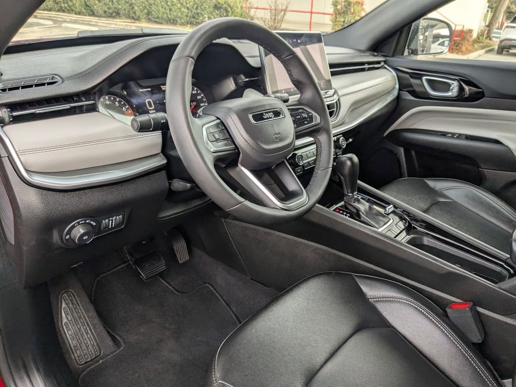 Used 2025 Jeep Compass Limited image 13