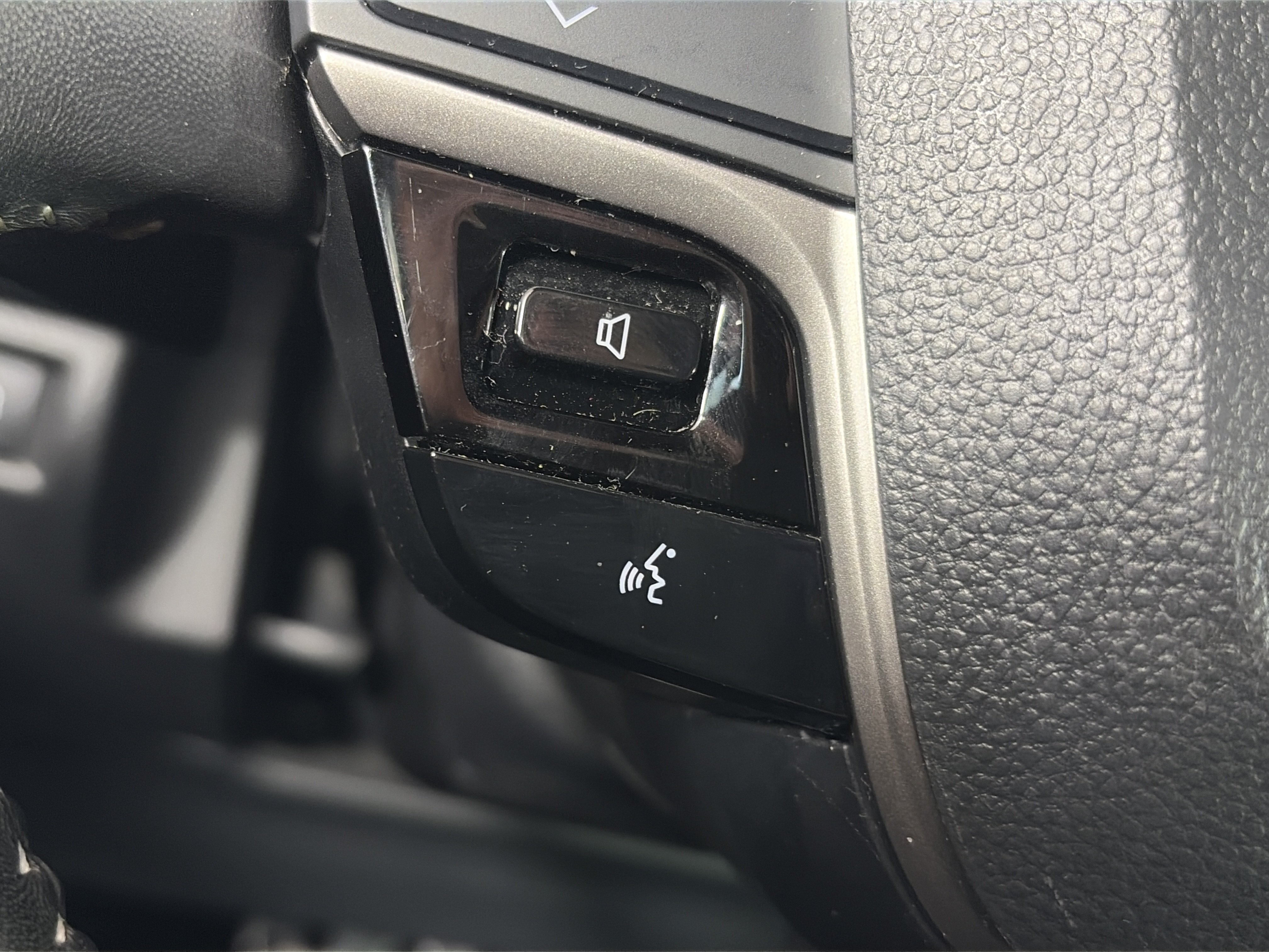 Used 2025 Toyota Camry SE FWD image 30
