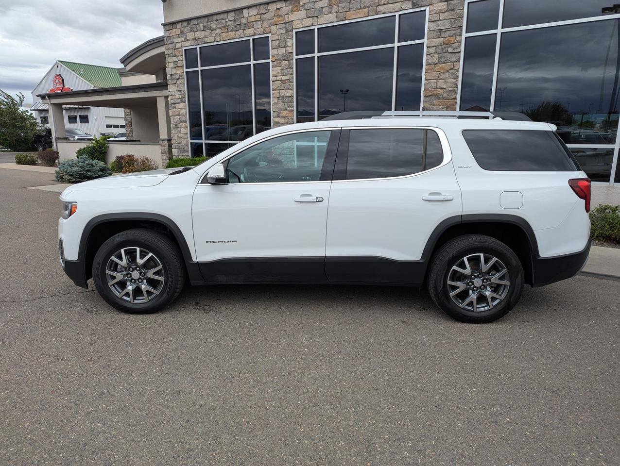 Used 2023 GMC Acadia SLT AWD/4WD image 2