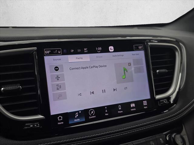 Used 2022 Chrysler Pacifica Touring-L w/ Uconnect Theater Family Group FWD image 17