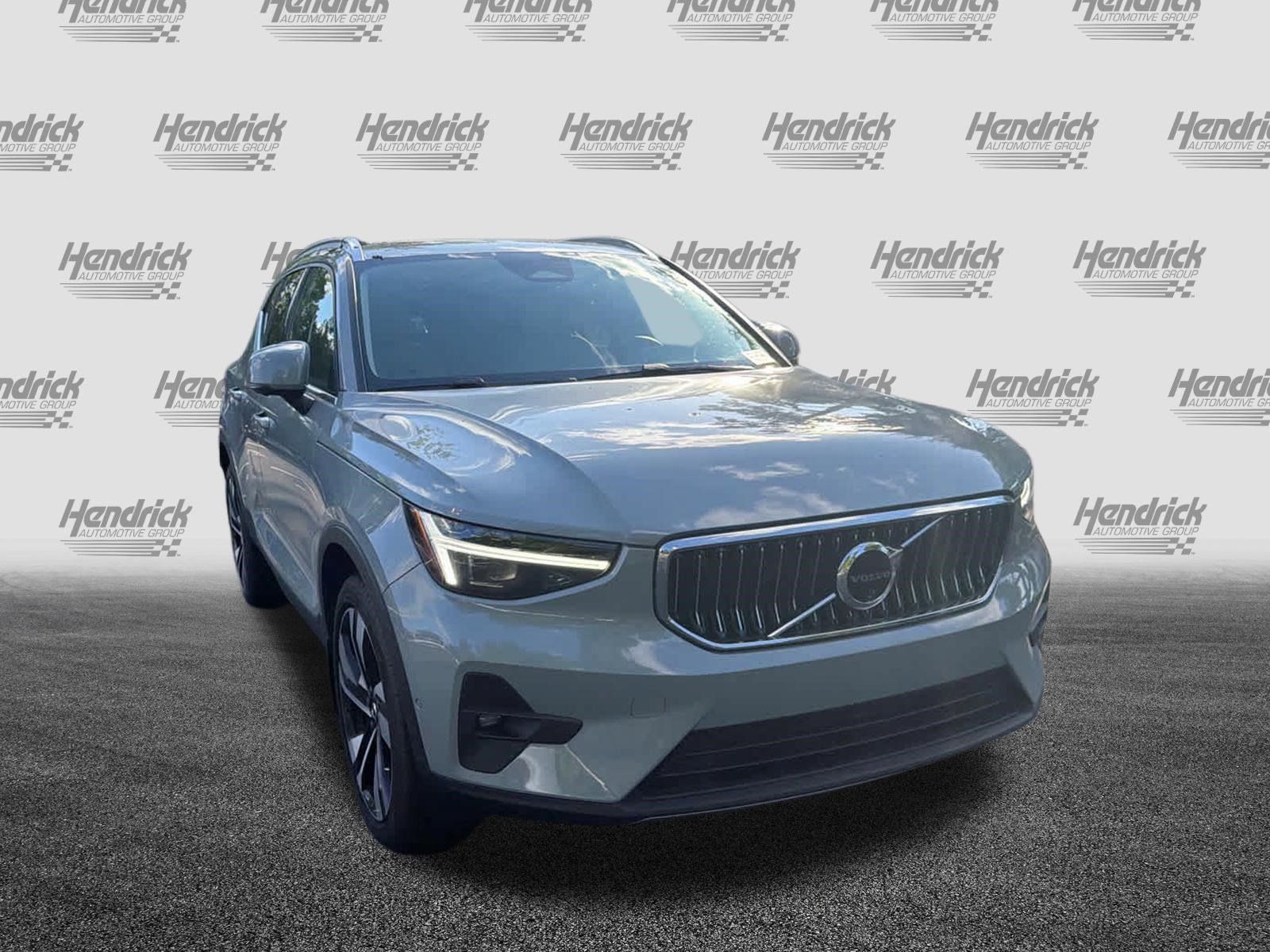 Used 2024 Volvo XC40 B5 Plus w/ Protection Package Premier AWD/4WD image 3