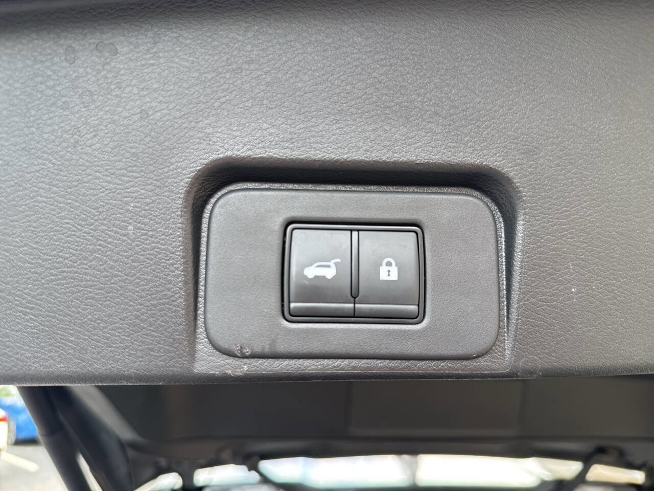 Used 2024 Nissan Rogue SV image 9