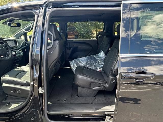 New 2026 Chrysler Pacifica Select FWD image 18