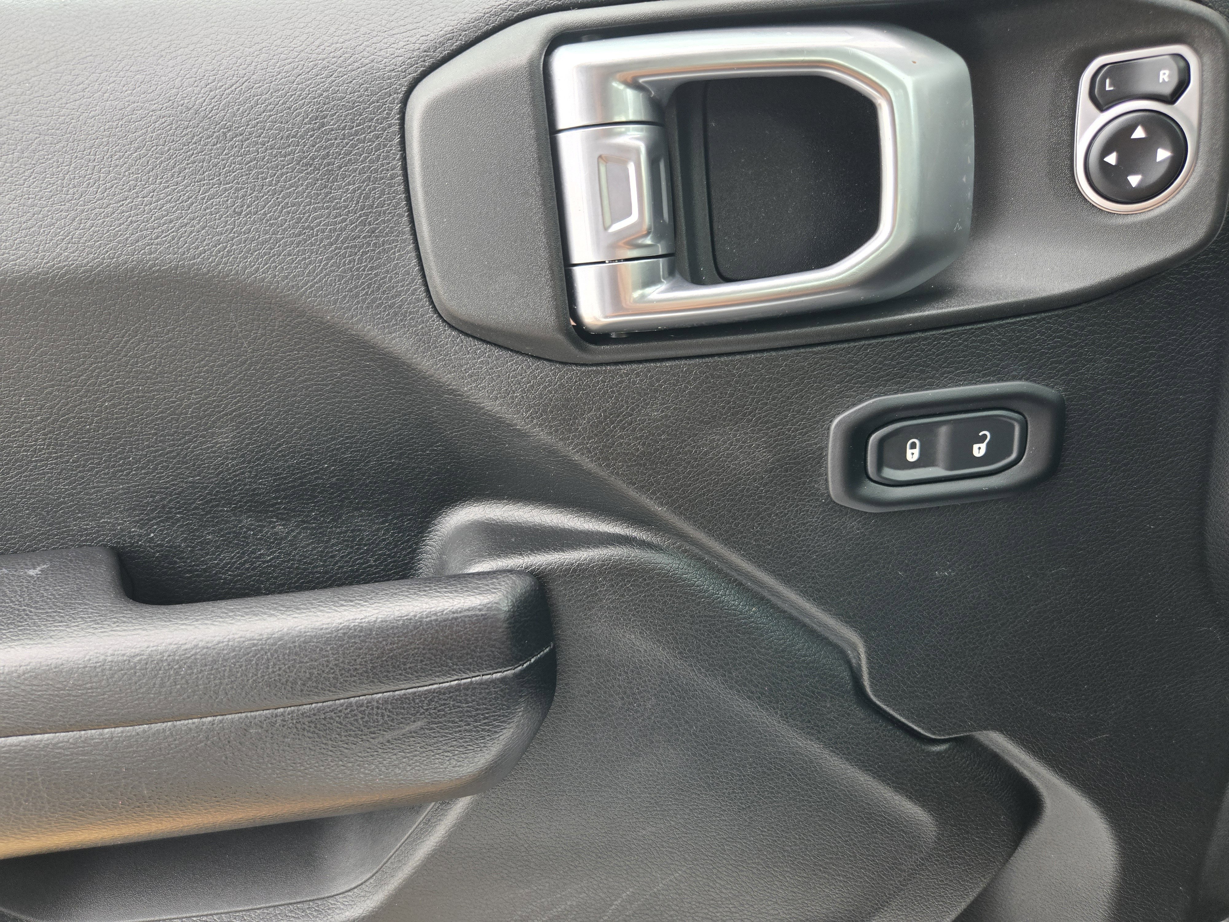 Used 2019 Jeep Wrangler Sport AWD/4WD image 18