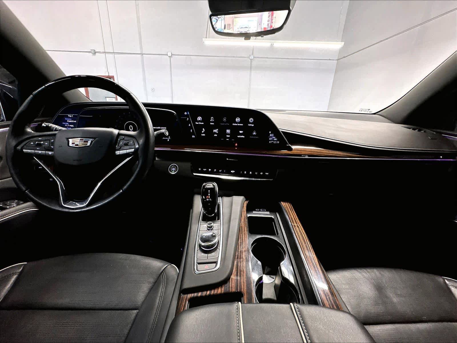 Used 2023 Cadillac Escalade Premium Luxury AWD/4WD image 16
