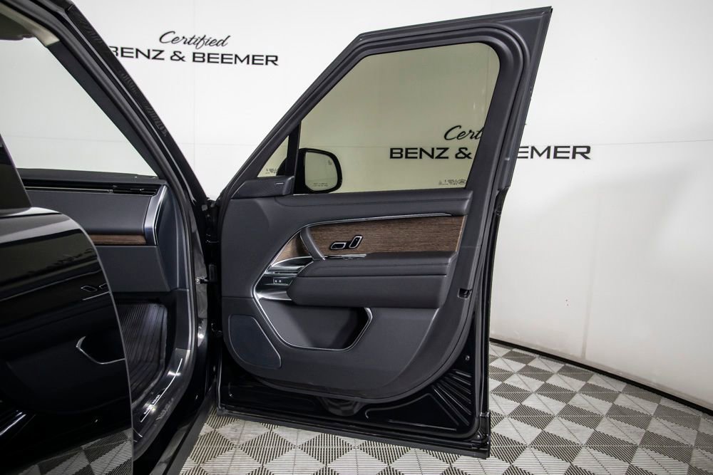 Used 2025 Land Rover Range Rover SE image 21