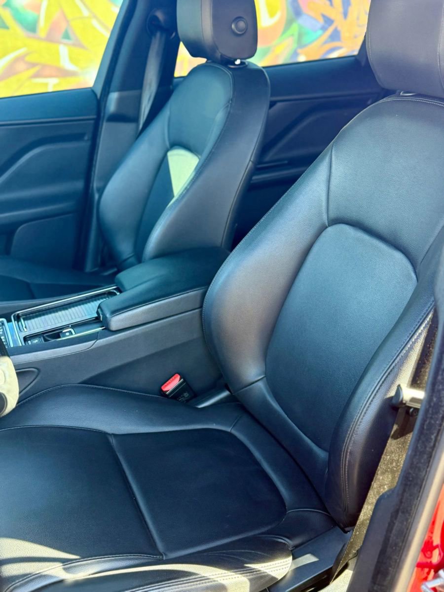 Used 2018 Jaguar F-PACE Premium image 21