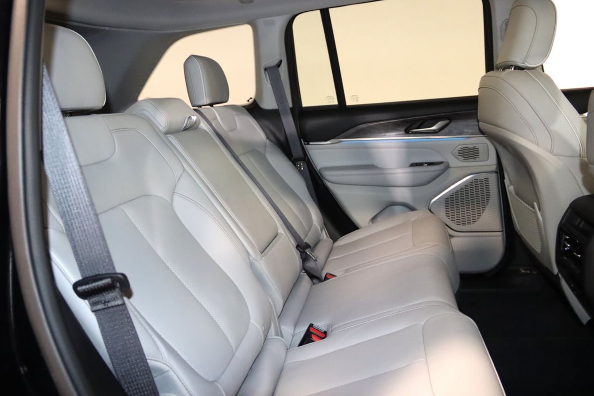 Used 2023 Jeep Grand Cherokee Overland AWD/4WD image 76