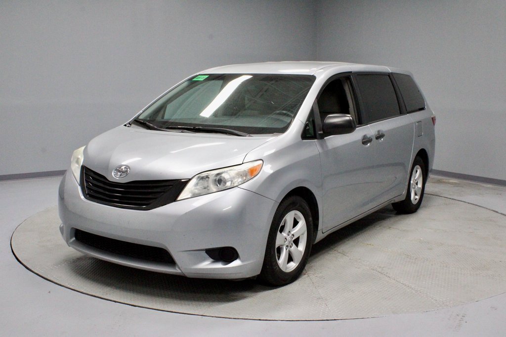 Used 2015 Toyota Sienna L image 5