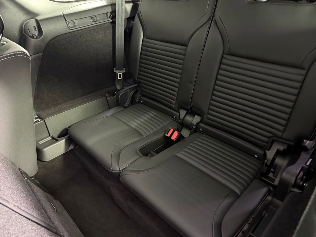 Used 2024 Land Rover Discovery S image 27