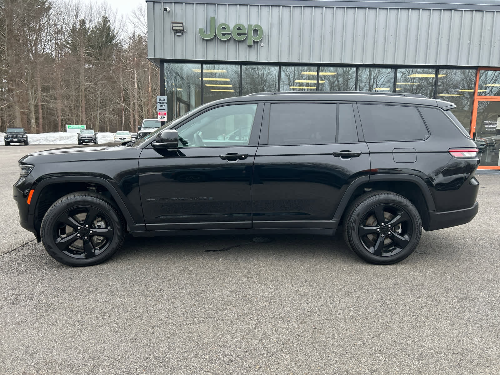 Used 2025 Jeep Grand Cherokee L Limited w/ Black Appearance Package image 9